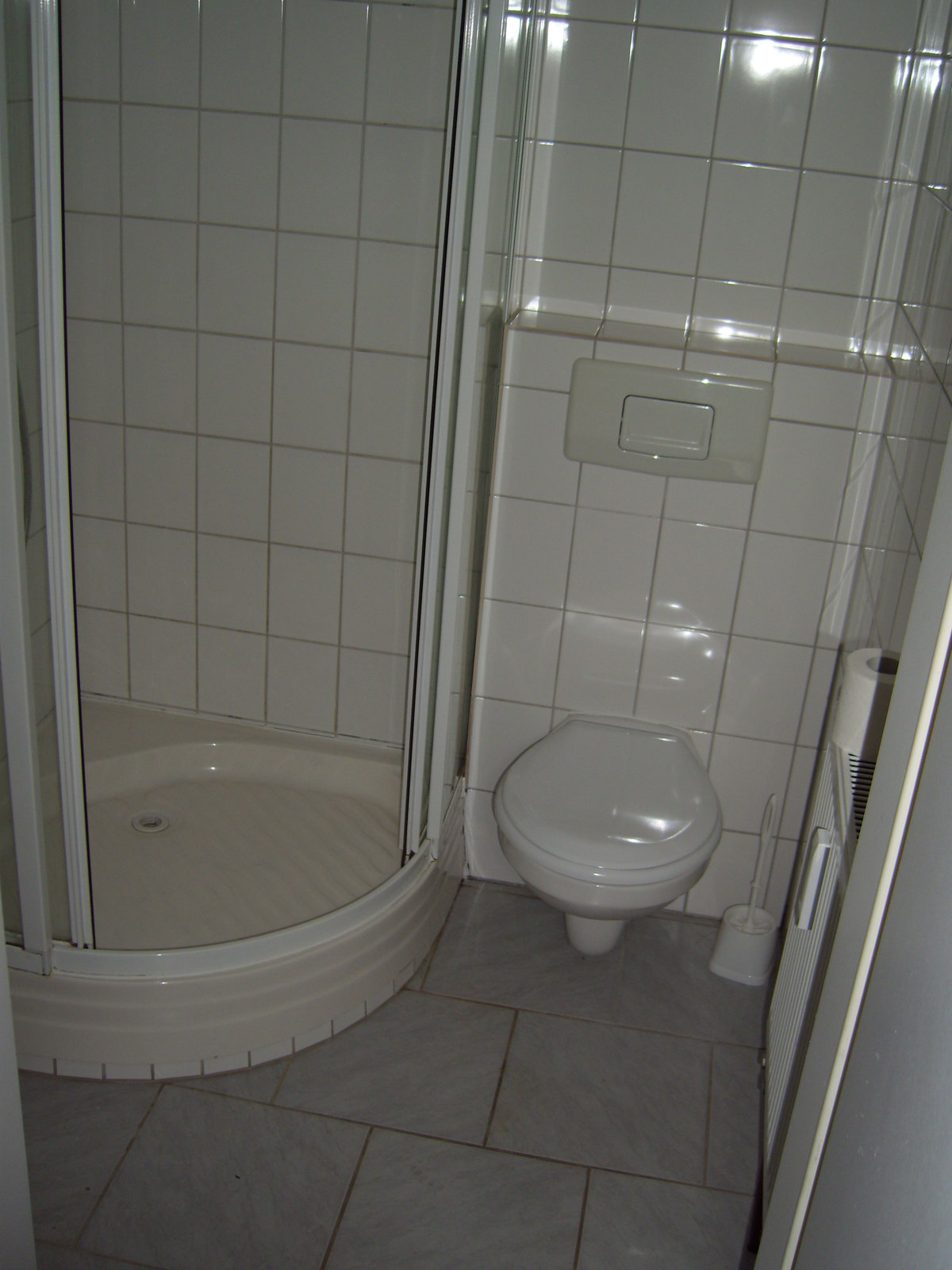 Modernes Badezimmer mit Dusche